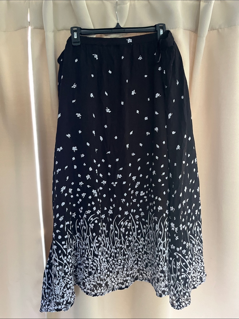 CD Daniels Black & White Floral Border Midi Skirt. NWT